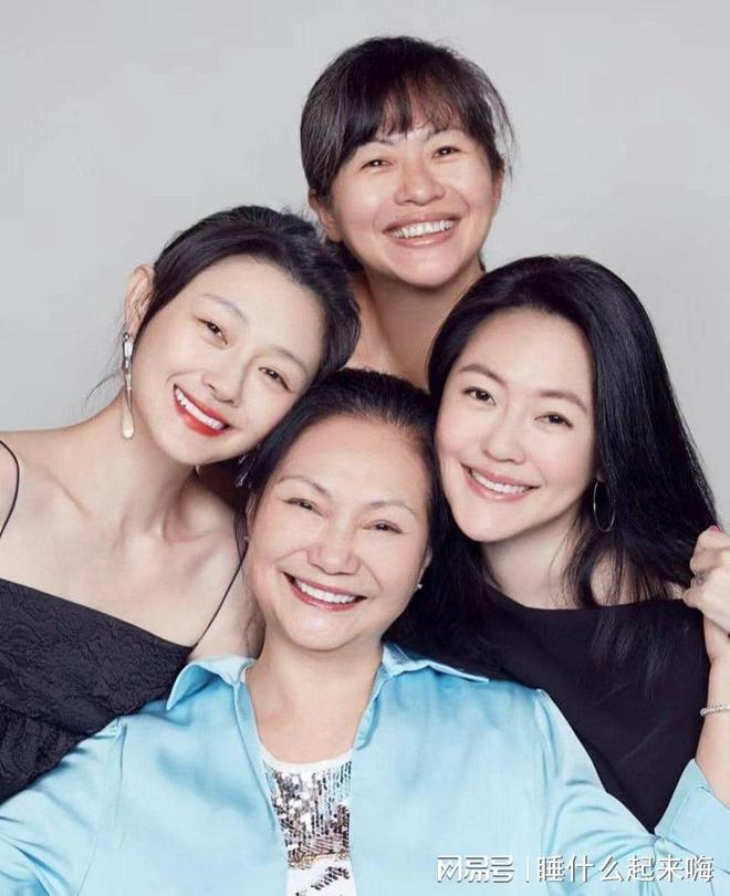 巾掩白发小S哭肿双眼具俊晔暴瘦阴郁凯发平台大S家人强颜合影：S妈头(图4)