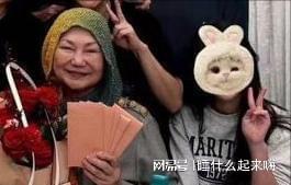 巾掩白发小S哭肿双眼具俊晔暴瘦阴郁凯发平台大S家人强颜合影：S妈头(图5)