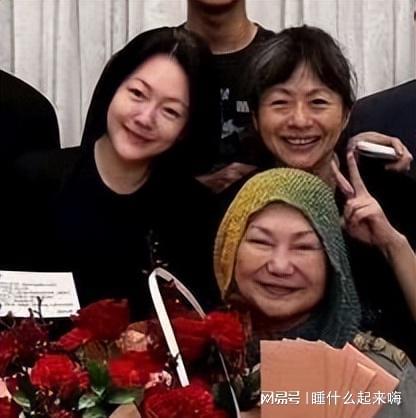 巾掩白发小S哭肿双眼具俊晔暴瘦阴郁凯发平台大S家人强颜合影：S妈头(图6)