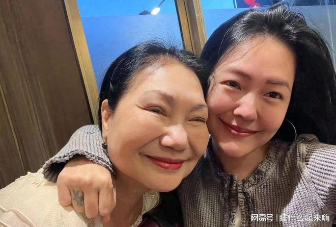 巾掩白发小S哭肿双眼具俊晔暴瘦阴郁凯发平台大S家人强颜合影：S妈头(图8)