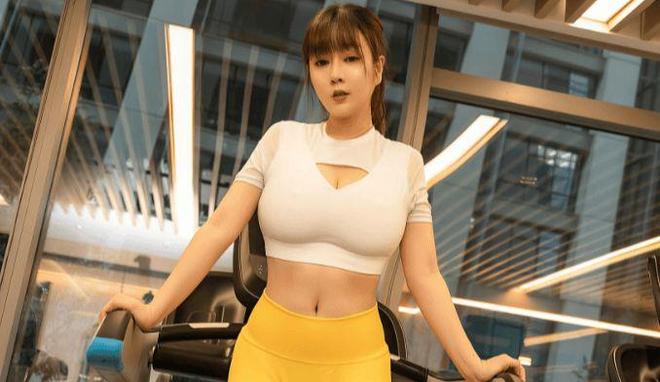 姐穿黄色瑜伽裤直接成为健身房的焦点凯发国际平台兄弟们“扛不住”了小姐(图2)